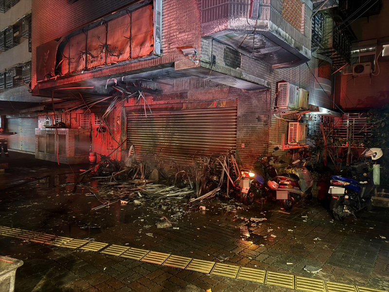 新北中和火警9機車燒毀 疑鞭炮垃圾復燃釀災