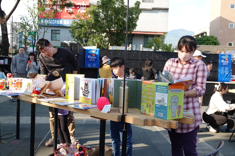 美濃搖籃閱讀市集 菜籃書架陳列3000本繪本