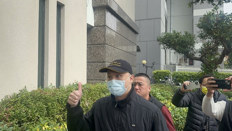 5億高中生案夏男發監 向媒體比讚進中檢報到