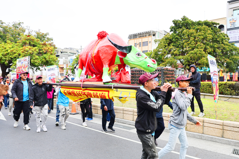 台南乙巳年迎春禮 芒神、春牛換新妝踩街開春