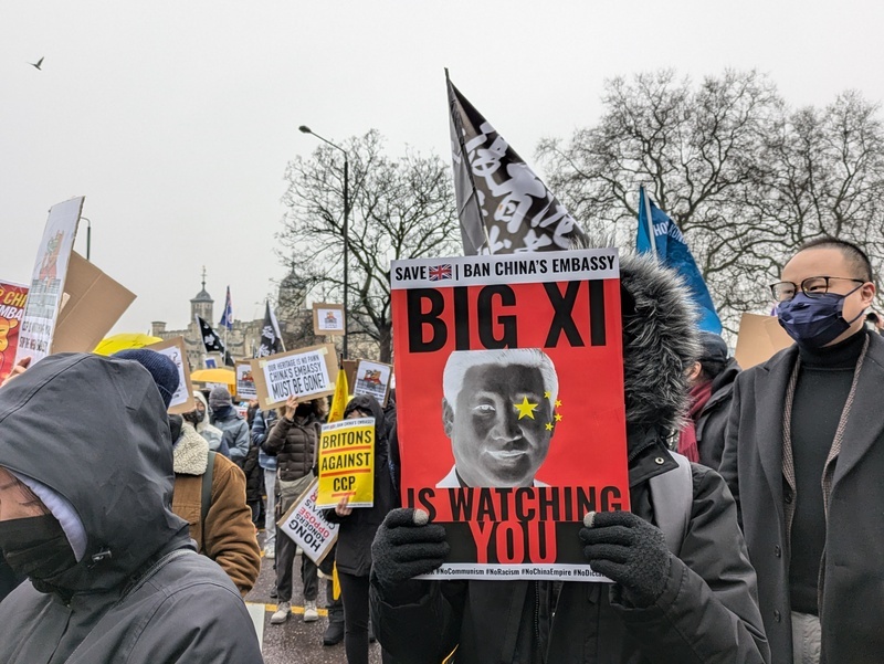 中國巨型使館逾千人抗議 英議員籲政府勿向北京低頭