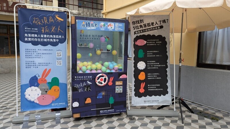 讓娃娃作伴、扶起躺平奶奶 網友創意扭轉角落孤老