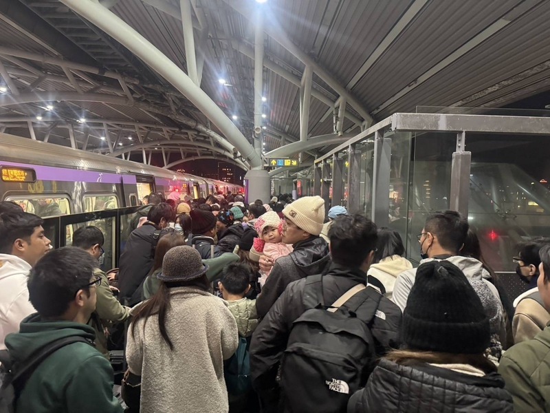 台灣燈會在桃園試營運 首週末機捷湧近30萬人次