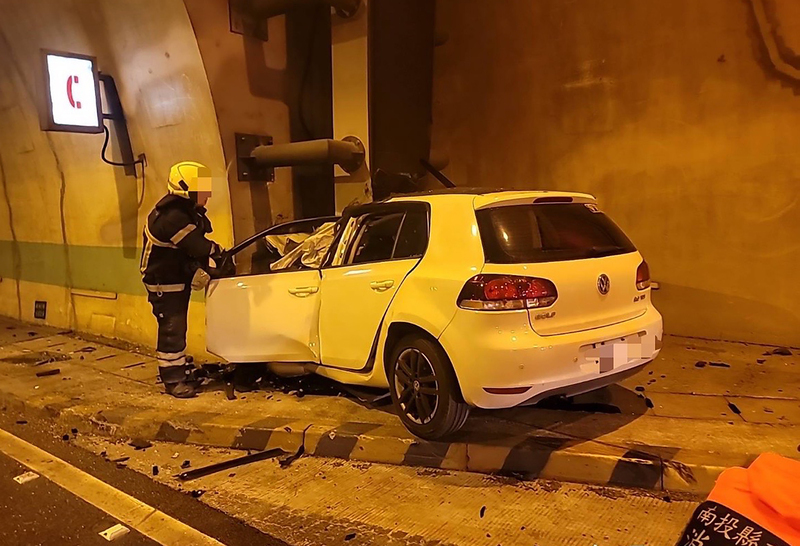 國道6號國姓路段小客車自撞隧道牆 駕駛送醫不治