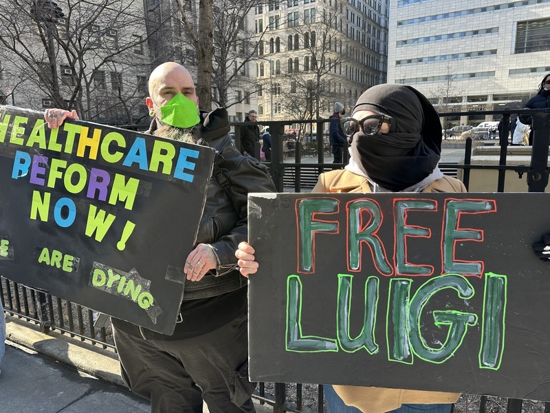 美槍殺保險公司執行長嫌犯出庭 鐵粉不離不棄