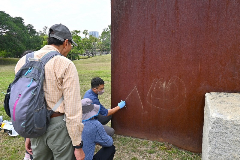 高美館戶外作品遭塗鴉破壞 警局未接獲報案將查訪