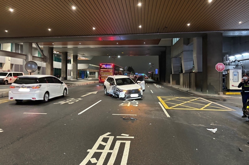 租賃車駕駛疑精神不濟 桃機航站南路自撞送醫