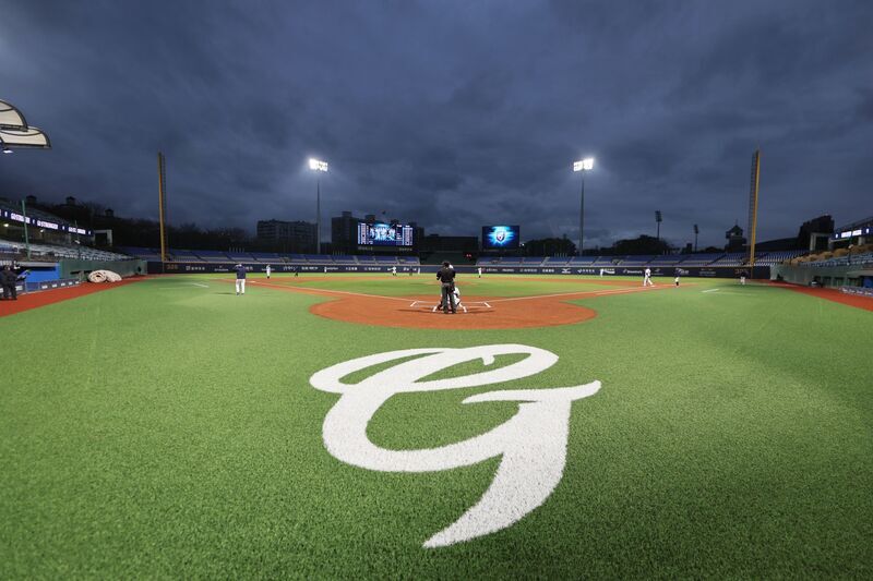 新莊棒球場整修完成 界外區更新為人工草皮