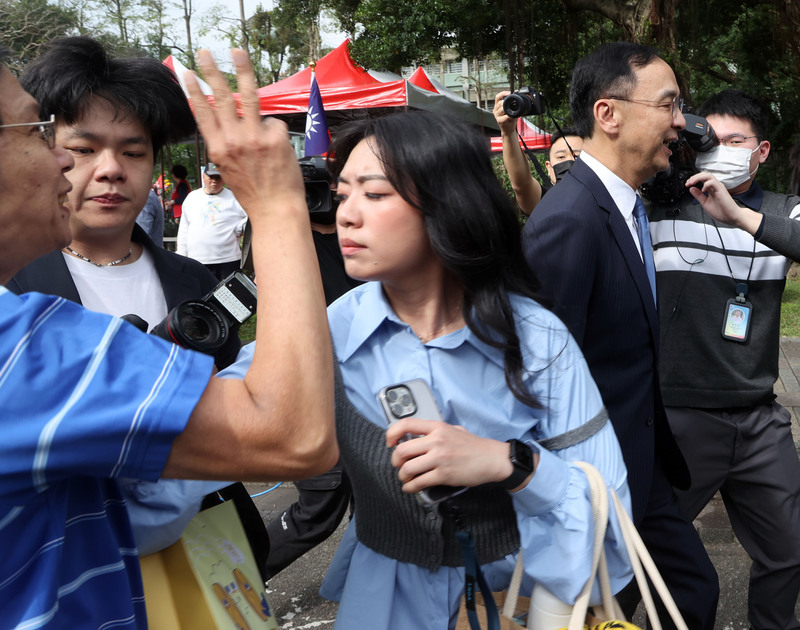 朱立倫赴國父紀念館獻花 遭民眾嗆聲下台