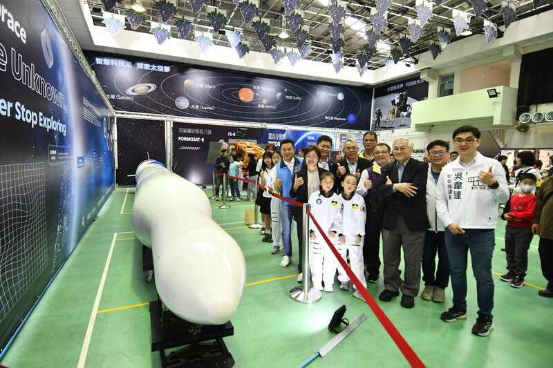 彰化校園太空科技博覽會登場 師生體驗虛擬實境