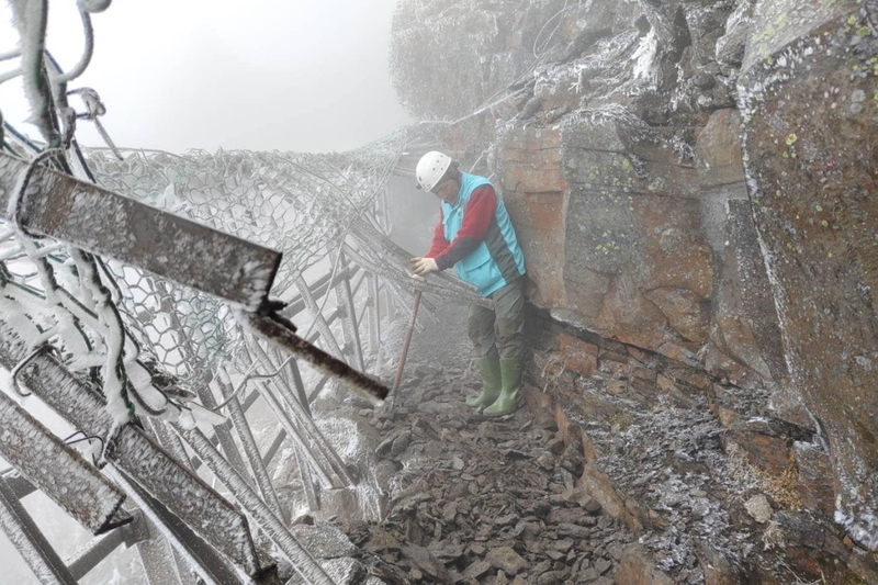 玉山步道風口鐵柵欄塌陷 玉管處派員清理落石