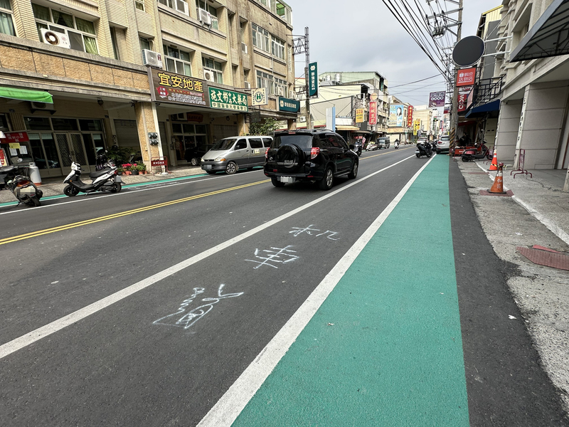 彰化大埔路車道縮減設停車區 翁噴漆標機車道遭罰