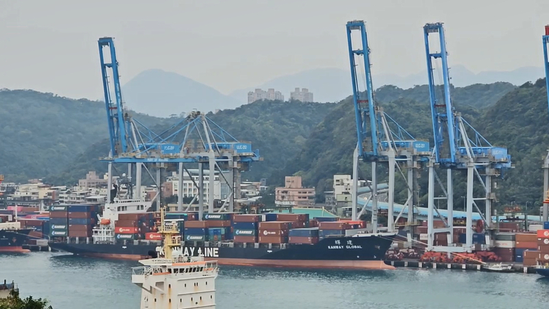 建輝輪基隆港漏油 多艘船舶沾附油汙