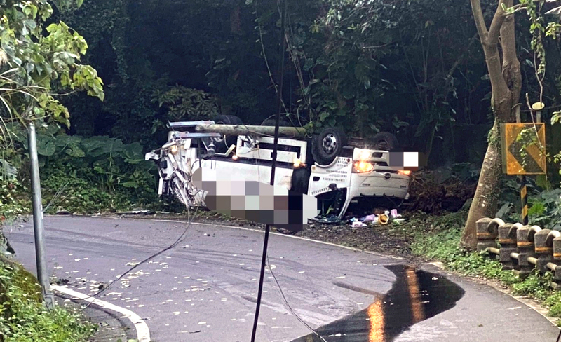 垃圾車陽明山不慎撞電線桿翻覆 女駕駛輕傷