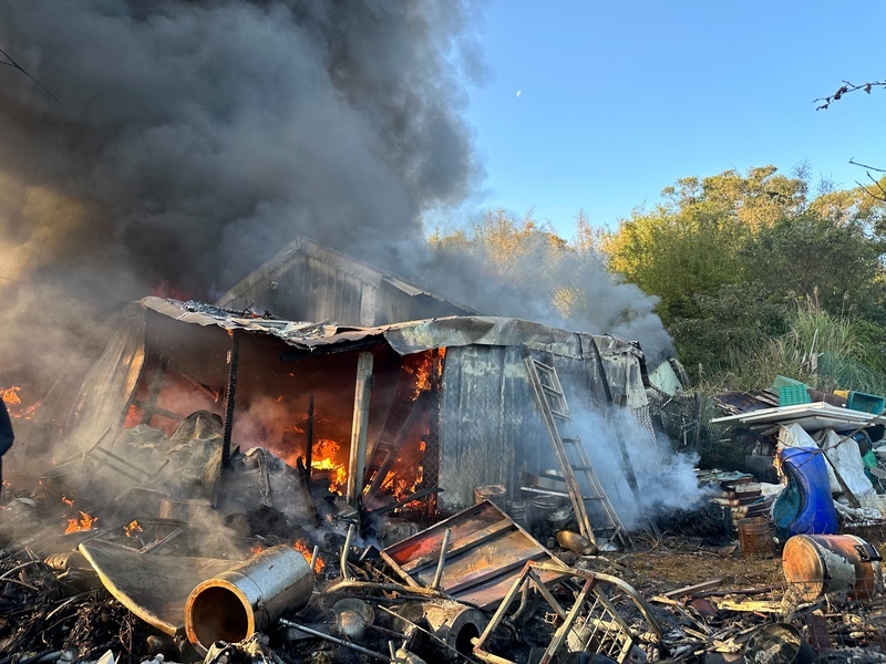 新北金山民宅旁資收物大火 住戶逃出2犬喪生