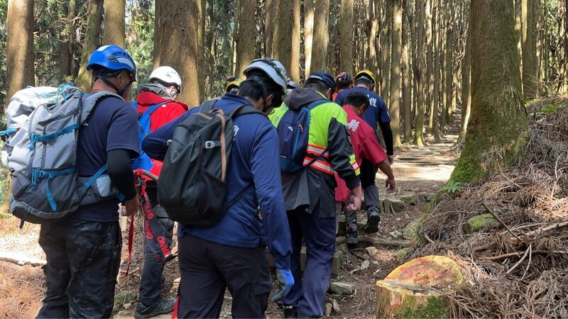 60歲婦特富野健行掉隊倒地趴臥 現場急救2小時不治