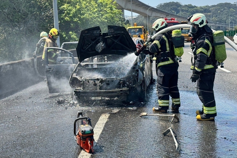 國道1號楊梅段火燒車全燬 駕駛及時逃出