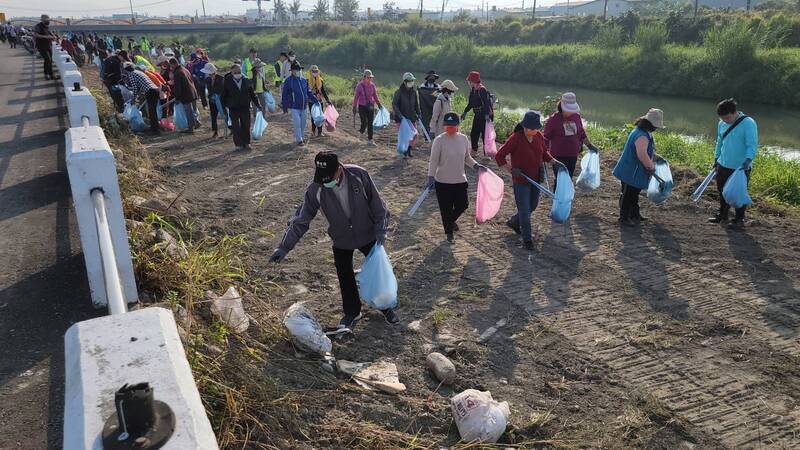 屏東牛稠溪淨溪活動 河岸清出380公斤垃圾