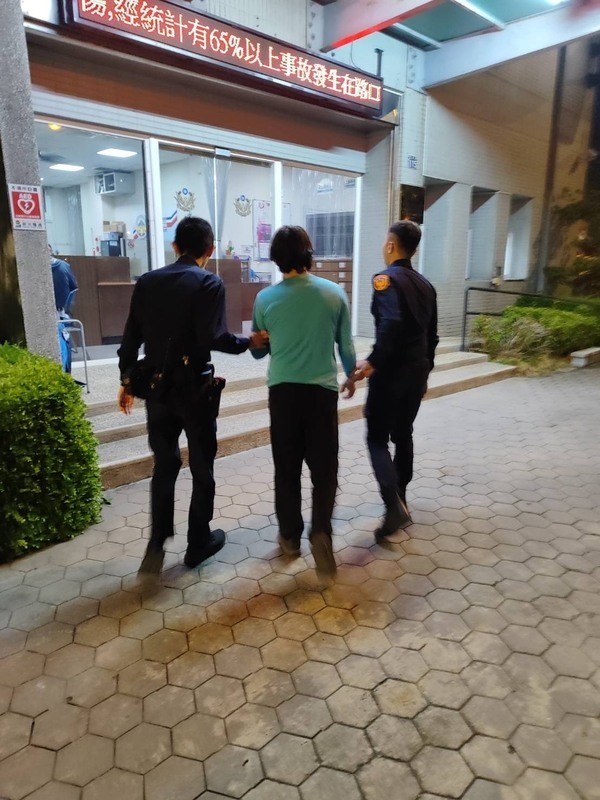 台中男戴假生殖器驚世逛大街 涉公然猥褻送辦