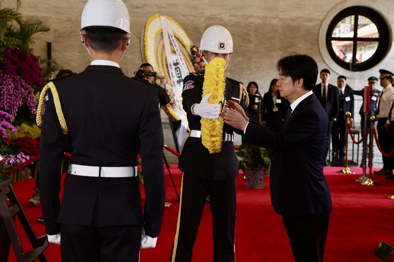 賴總統赴忠烈祠主持春祭 慰問遺族代表