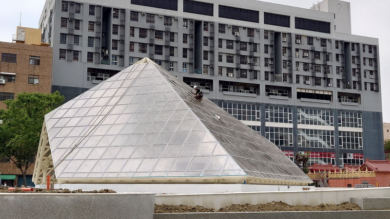 嘉市新建義昌公園地下停車場 如羅浮宮玻璃金字塔