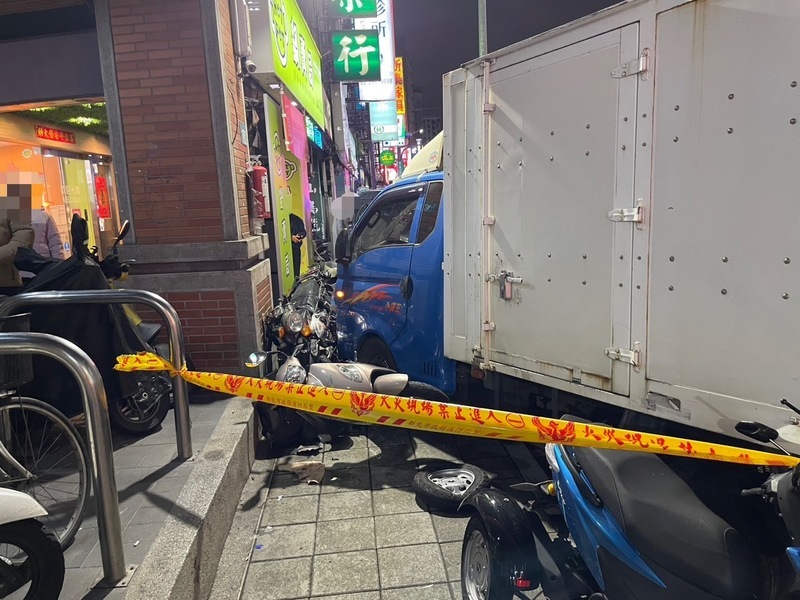 三重男子開小貨車撞20汽機車 1女重傷送醫不治
