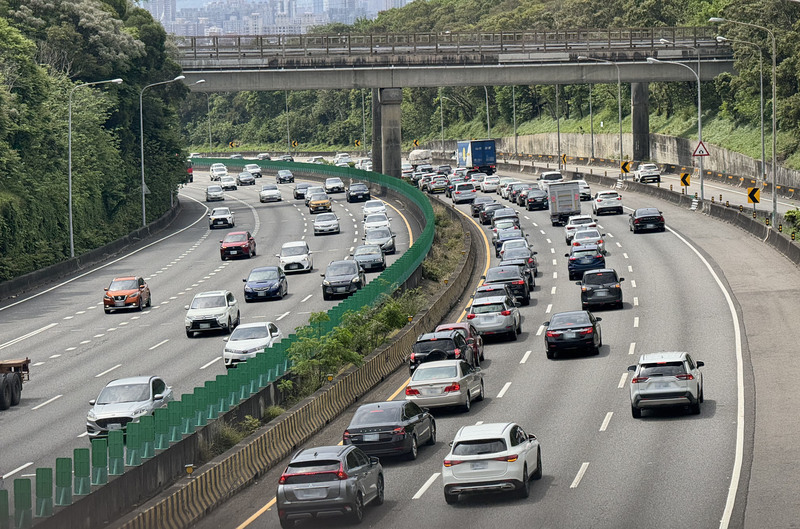 清明連假首日 國道1號湖口至新竹段路車多速度慢