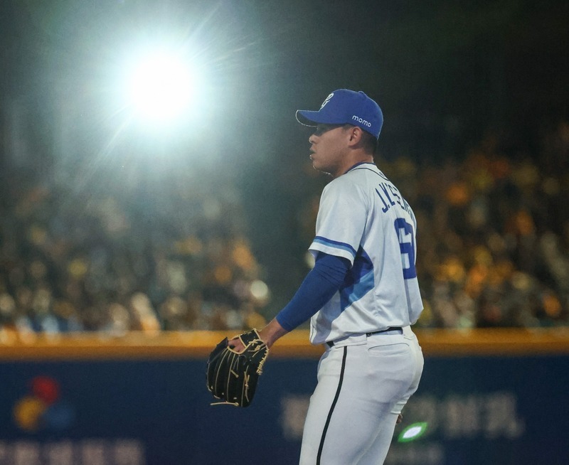 曾峻岳出場搭配燈光秀 陳金鋒：對選手的肯定