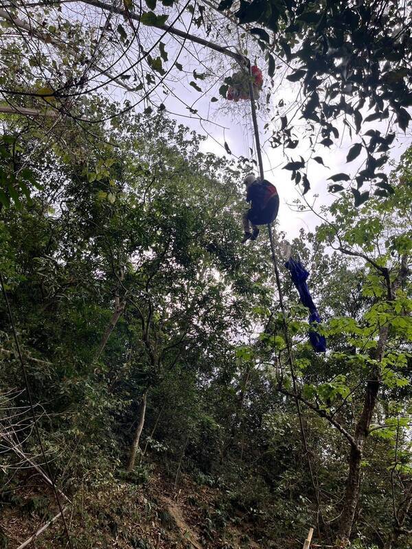 屏東飛行傘玩家卡10公尺高樹 消防局協助脫困