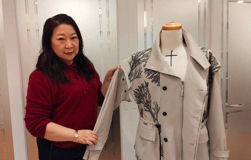 世博台灣展館導覽制服創意佳 40暗釦外套秒變背心