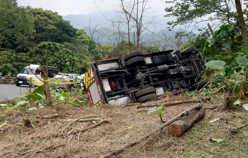 阿里山消防車翻落邊坡 2人自行脫困幸未受傷