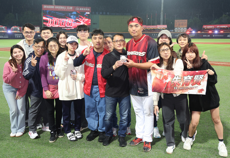 朱育賢感謝球迷交換紀念球 直呼是人生特別1天