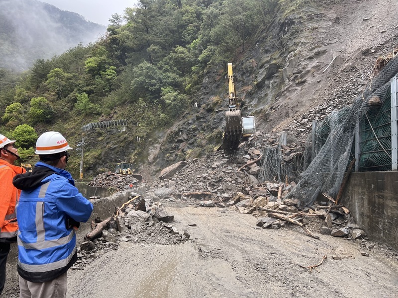 中橫便道遇雨又坍方 持續搶通中