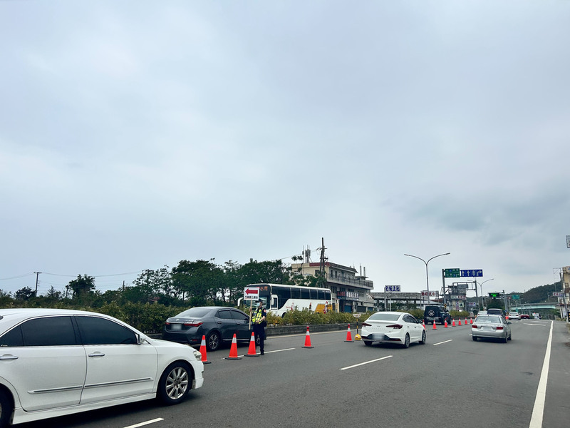 清明連假收假湧北返車潮 台1線楓港段調撥車道