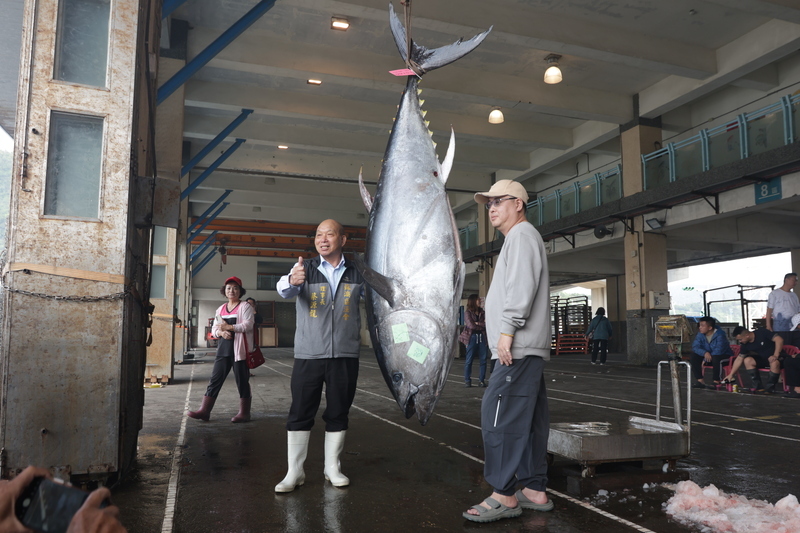「蘇澳第一鮪」216公斤 船長：像拉霸中彩金