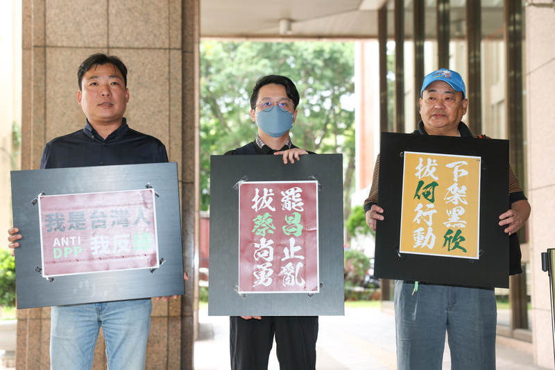 台中罷綠委團體赴中選會領表 重申無關政黨利益