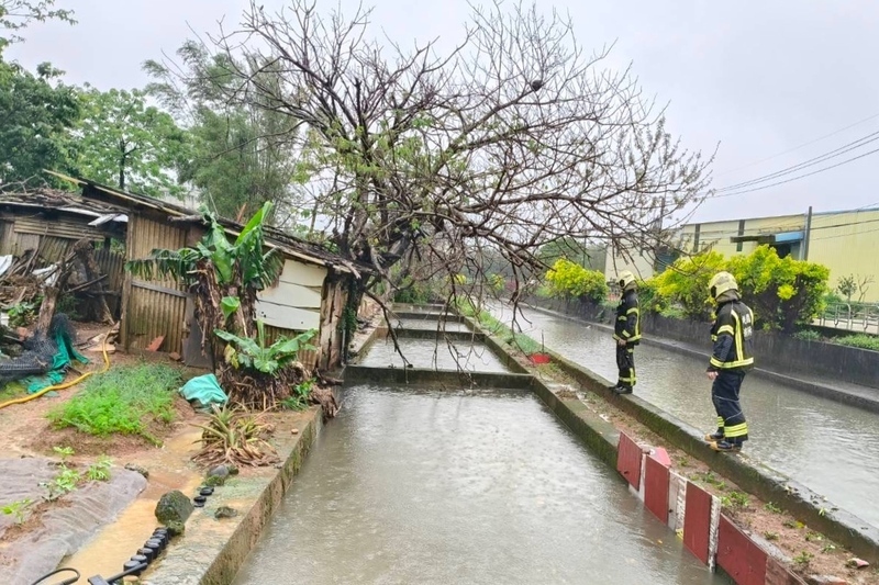 大雨釀災 桃園工人涵管內被沖走 消防人員搜尋中