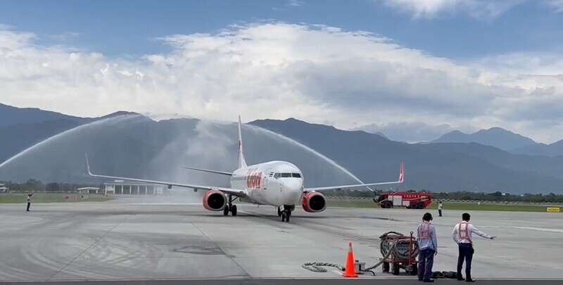 泰國飛台東包機直航 首航遇側風先轉高雄再抵台東