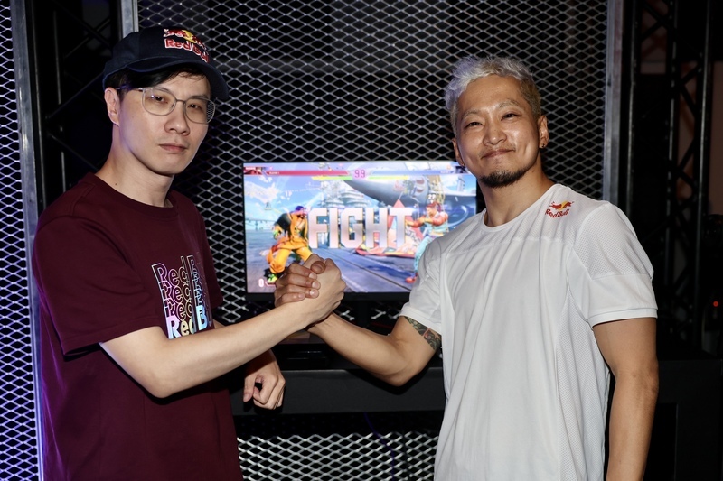 「五股石油王」蒙眼PK快打旋風6 笑稱真盲打