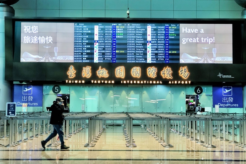 雷雨強風12日晚間影響桃機 5航班轉降後返回