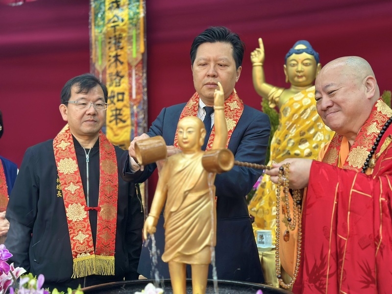 新北佛教會舉辦浴佛節慶祝大會 市府贈匾感謝