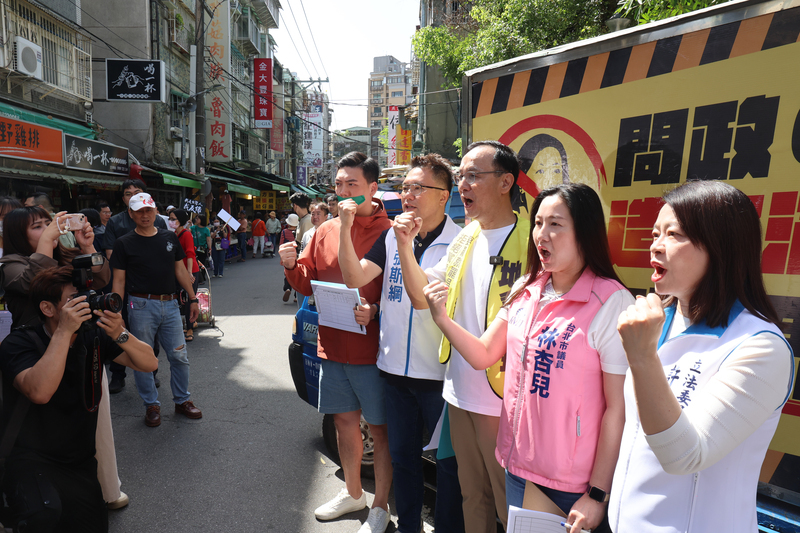 聲援罷團親自上街拉連署 朱立倫籲民眾勇敢反惡罷