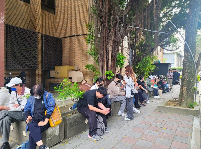 柯文哲術後首提訊開庭 支持者漏夜排隊等旁聽