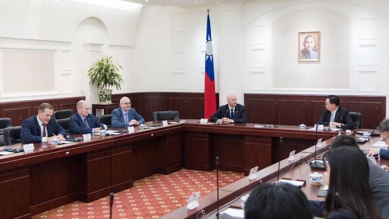 美國跨黨派參議員拜會吳釗燮 交流區域安全情勢