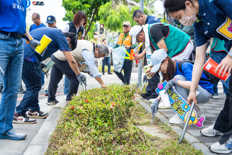 台南志工上街頭 2小時清出6噸垃圾、52公斤菸蒂