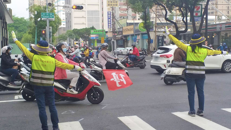 高市光武國小志工團34年 不少導護媽媽站成導護阿嬤