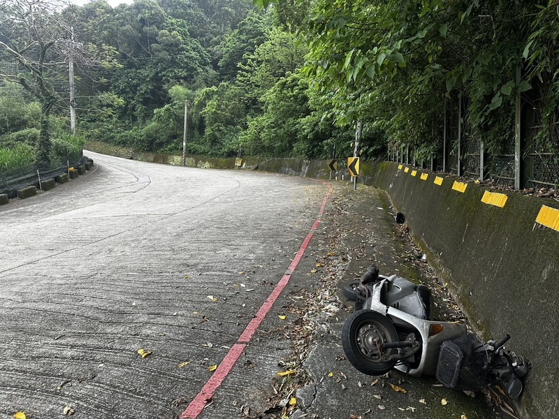 台中后里機車雙載下坡轉彎自撞護欄 1死1傷