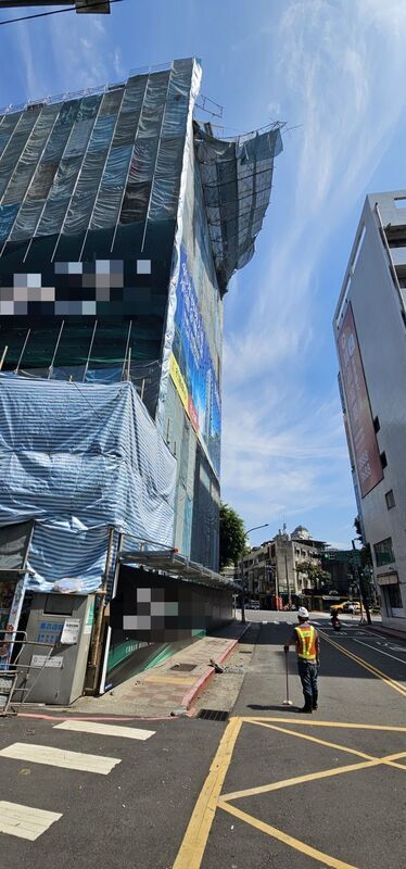 北市士林區建案鷹架掉落 砸損1車幸無人傷