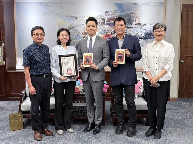 金翎翻譯臺灣漫遊錄獲獎 蔣萬安頒30萬元獎金