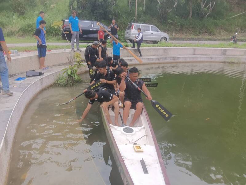 織羅部落克難訓練 花縣府贈龍舟